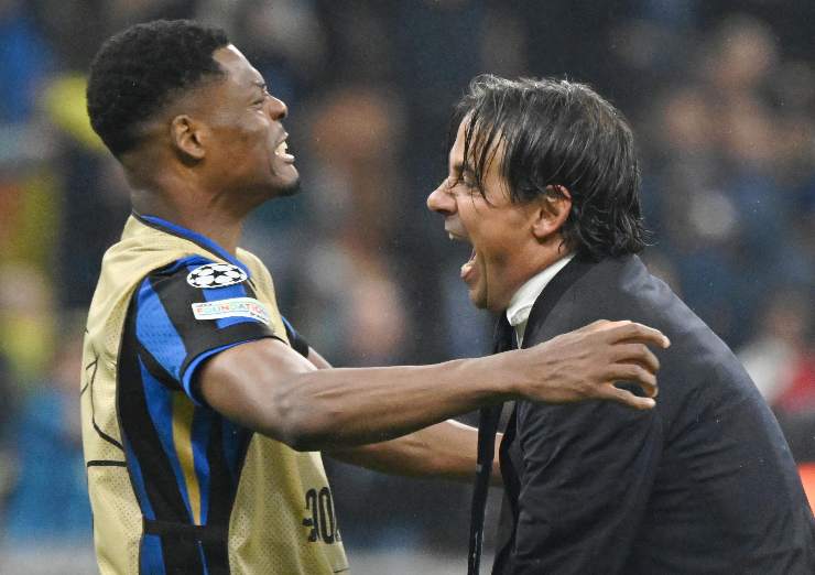 Dumfries esulta con Simone Inzaghi